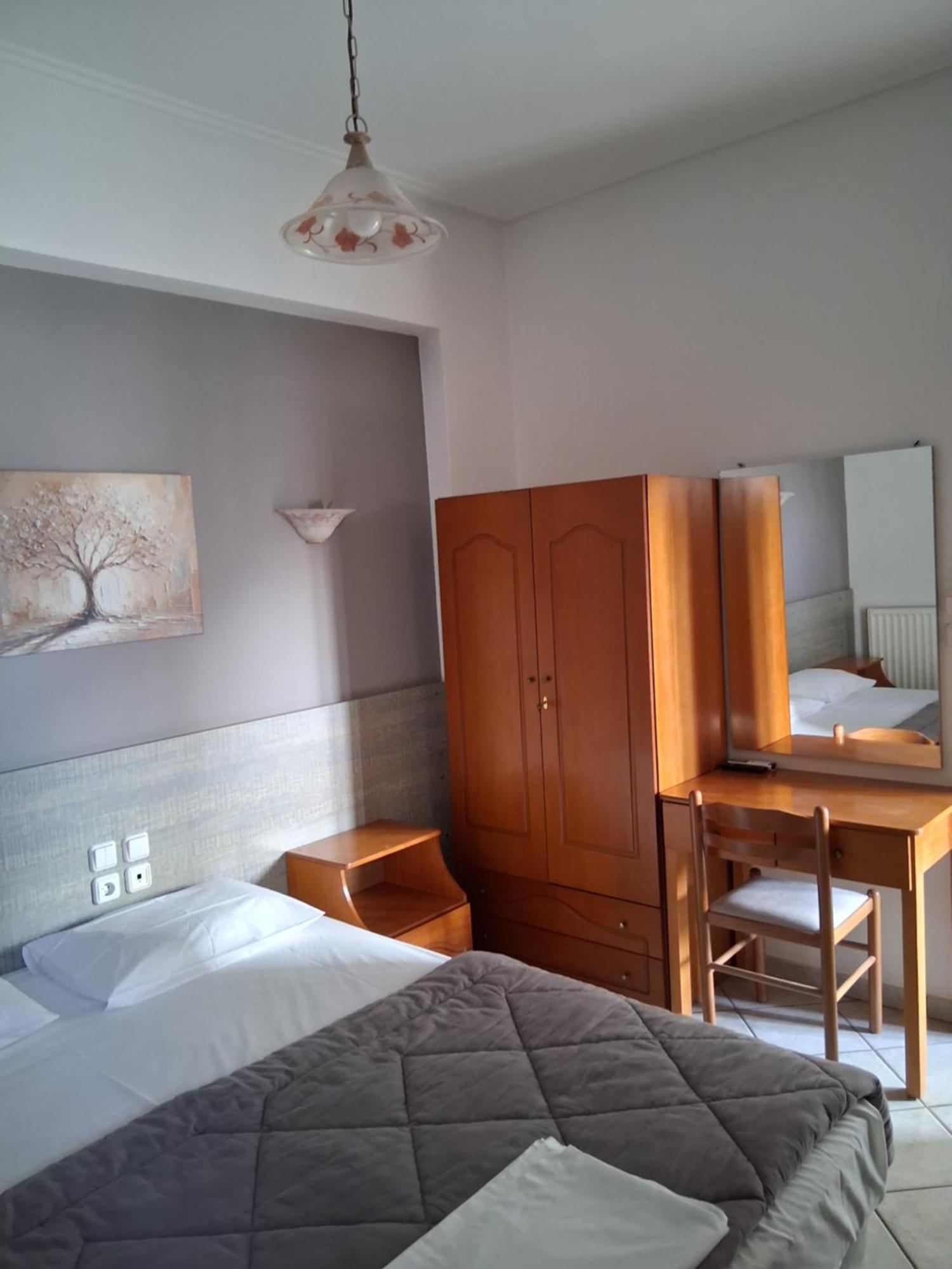 Alexandros Aparthotel Kaména Voúrla Rom bilde